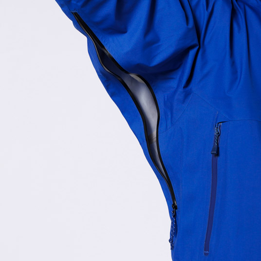 衣服内の蒸れを素早く排出するピットジップを装備。