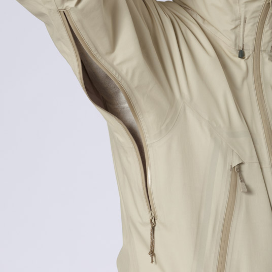 衣服内の蒸れを素早く排出するピットジップを装備。
