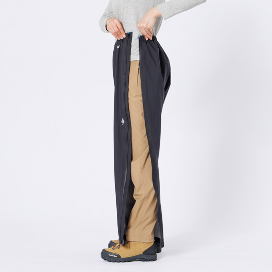 サイドが全開でき、登山靴などを履いたままでもパンツの着脱が簡単に行えます。
