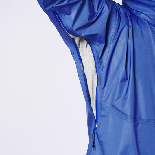 衣服内の蒸れを素早く排出するピットジップを装備。