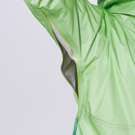 衣服内の蒸れを素早く排出するピットジップを装備。