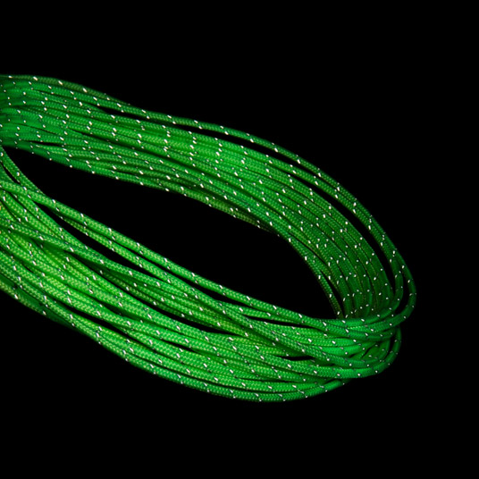 光を反射、蓄光します。